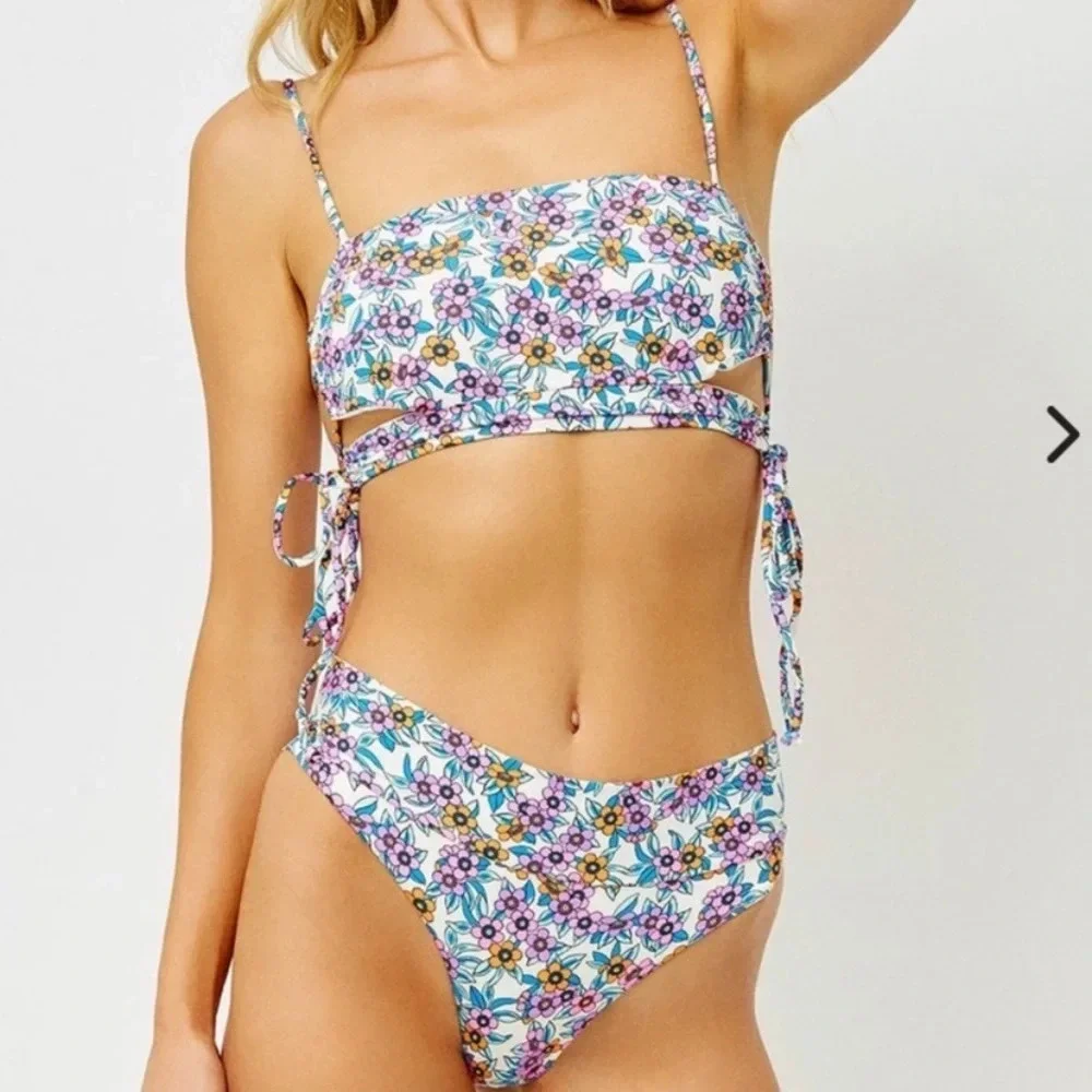 NWOT Frankie’s Bikinis Bikini London top flower farm 12423